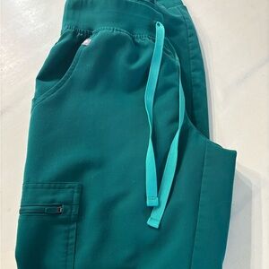 Figs Zamora Jogger
Color: hunter green
Size: XXS petite
EUC